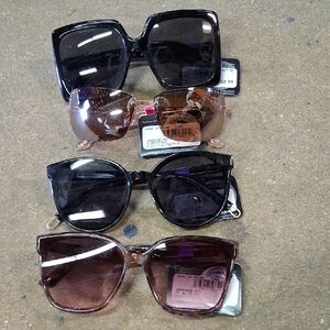 NWT 4 Pair Of Womens Foster Grant Sunglasses